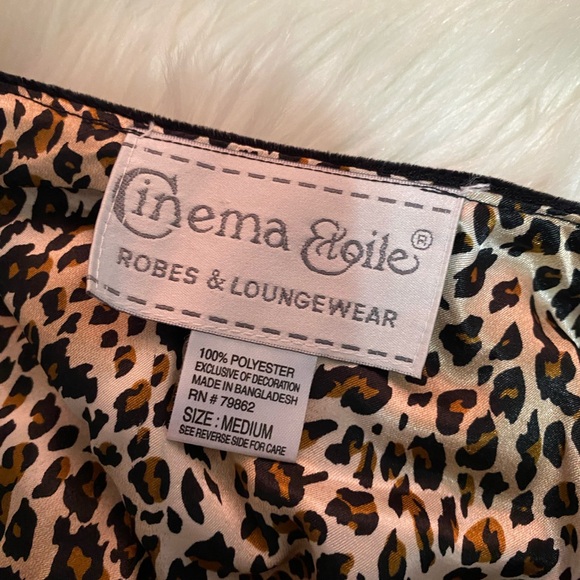 Cinema etoile black velvet robe size medium Nwt - Picture 7 of 10